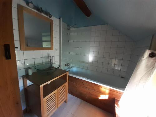 Gîte chêne في Marminiac: حمام مع مغسلة وحوض استحمام