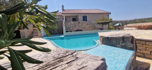 Villa Stone Lace