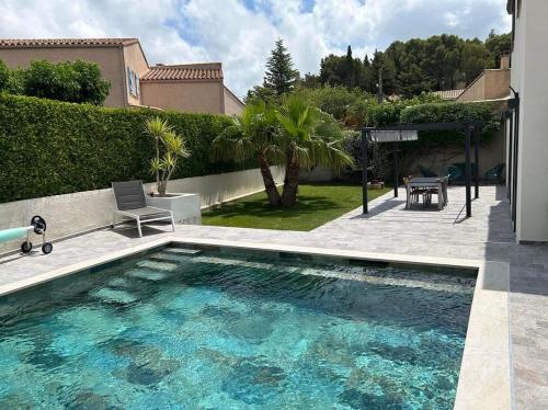 Villa Élégance في بيرياك-دي-مير: حمام سباحة في الفناء الخلفي للمنزل