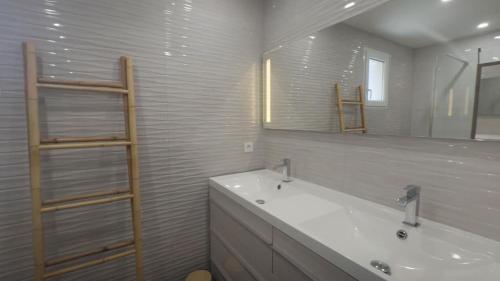 Villa Élégance في بيرياك-دي-مير: حمام مزود بحوض ومِرآة