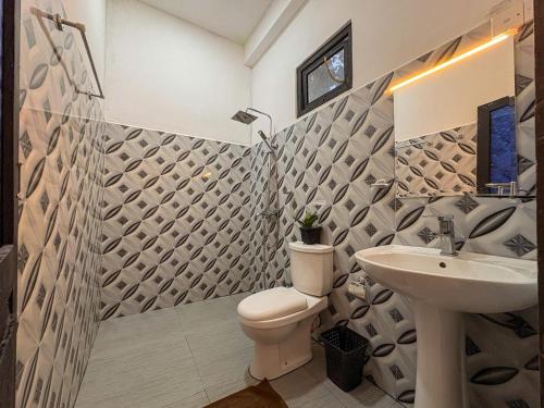 a bathroom with a toilet and a sink at Tea Ridge Ella by SANS in Ella