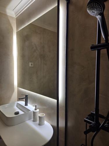 a bathroom with a sink and a mirror at Villa Casa do Canal in Apúlia
