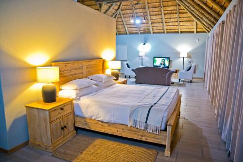 a bedroom with a large bed in a room at Collen Pillar Hotels, Windsor Royale in Athol