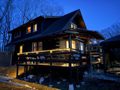 a house is being built on a platform at 森ごと貸し切る一棟貸切大型ログハウス最大16名可ペット同伴OkコテージLog in Nasu