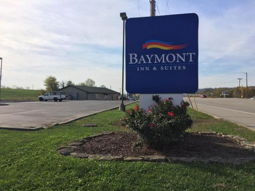 a blue sign for a bankount inn and suites at Baymont by Wyndham Lawrenceburg in Lawrenceburg