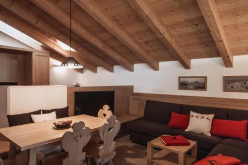 a living room with a table and a couch at Zin Senfter Residence in San Candido