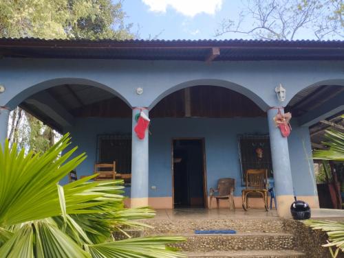 a house with blue walls and a courtyard at Rancho Belen in Isla de Ometepe