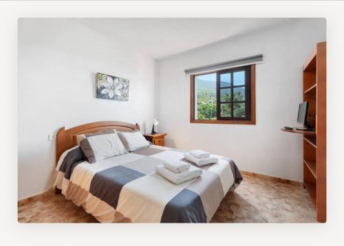 a bedroom with a bed with towels on it at Villa Luisa Atico in Tigaday