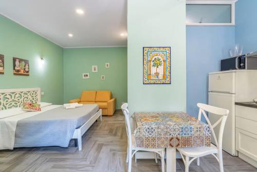 a room with a bed and a table and chairs at Casacecilia relax in Syracuse