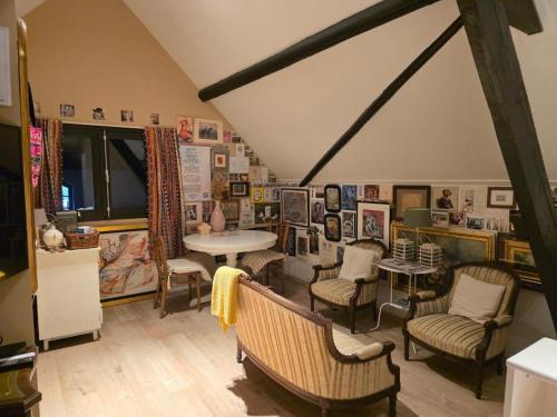 a room with chairs and a table in a room at Op Vakantie bij Nicole in Putten