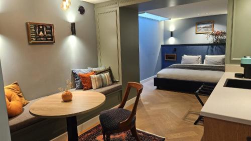 a small room with a bed and a table and a desk at Nieuwe Haven 23 in Dordrecht