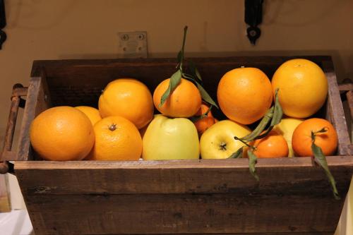a wooden box filled with oranges and apples at Hotel Pallotta in Assisi