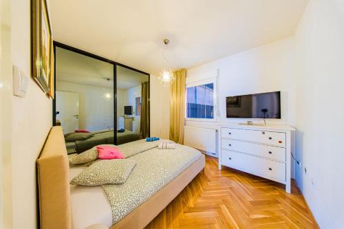 Flexible SelfCheckIns 216 - Zagreb - 3 Bedrooms - Garage
