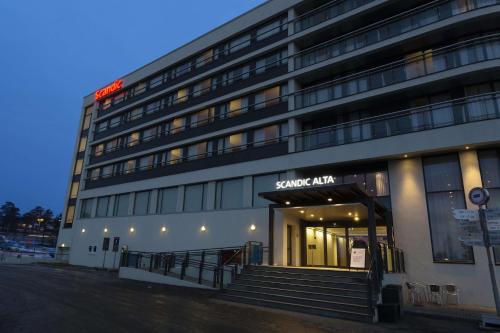 Scandic Alta في ألتا: مبنى عليه لافتة في واجهته