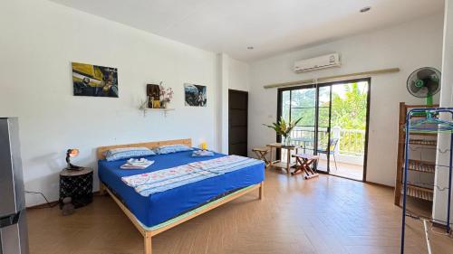 a bedroom with a blue bed in a room at Similan Home Stay in Ban Lam Ru (1)