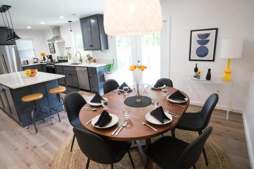 a dining room table and chairs in a kitchen at Asheville Relaxing Sanctuary Arboretum adjacent in Asheville