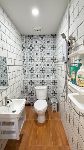 a bathroom with a toilet and a sink at Mnp home in Chiang Rai