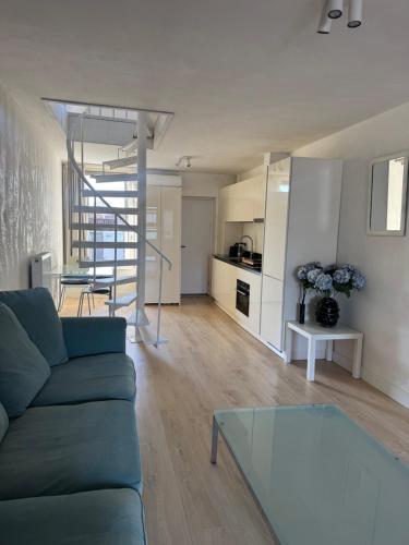 a living room with a couch and a glass table at Studio Jordaan Amsterdam City Centre in Amsterdam