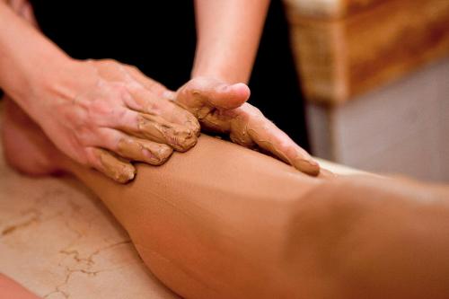 a woman getting a massage from a therapist at Arte Vida Suites & Spa in Granada