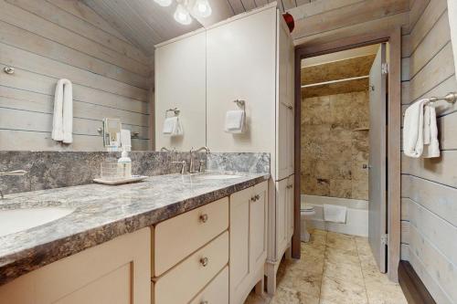Wood Road House photo 3