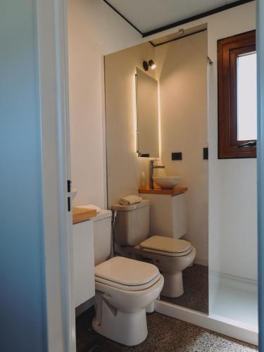 a bathroom with a toilet and a sink at Serena - Tini Houses - in Mar de las Pampas