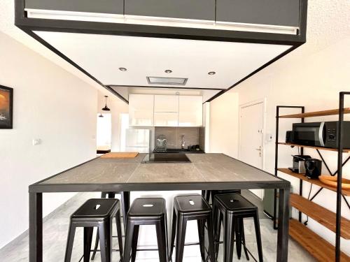 Sea View Apt, 3 Beds, AC, Ideal for Congresses