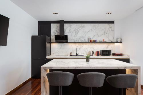 Glyfada Lux Olive Suites - Aura & Glow