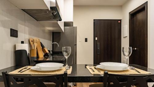 een keuken met twee tafels en twee wijnglazen bij Dark Lovers 2B in Santa Cruz de la Sierra