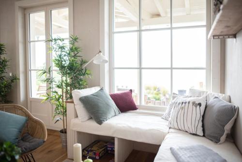 a living room with a white couch and a window at Glückskind in Neukieritzsch