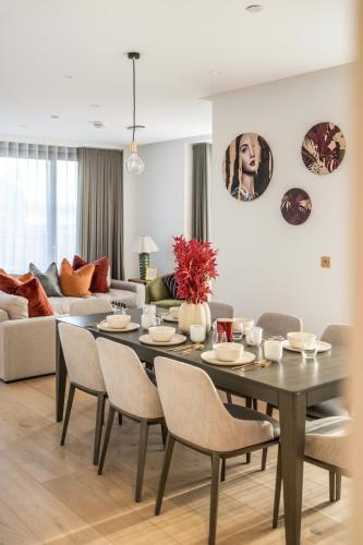 a dining room with a table and chairs at Modern 3-Bedroom Apartment near Kings Cross & Coal Drops in London