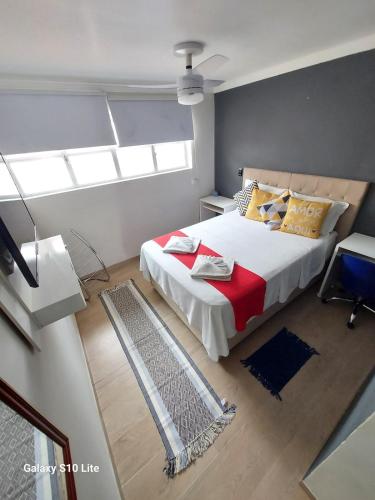 a bedroom with a large bed and a window at Casa próx ABC shopping, Pet Friendly in Santo André