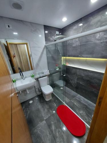 a bathroom with a shower and a toilet and a sink at Casa próx ABC shopping, Pet Friendly in Santo André