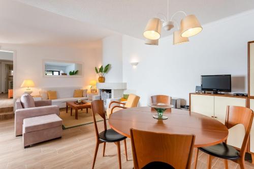 Villa Ipanema Poolside Living by LovelyStay
