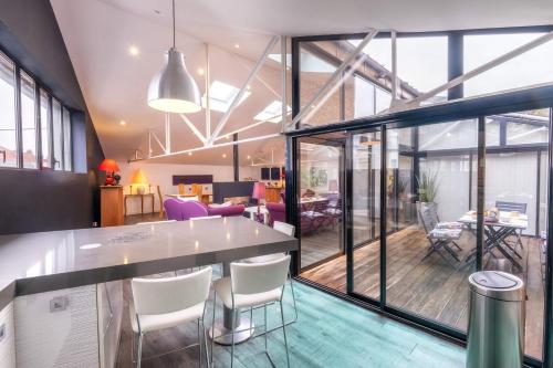 Extra Loft design hyper-centre terrasse في بيتون: غرفة كبيرة بها طاولة وكراسي