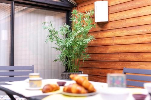 Extra Loft design hyper-centre terrasse في بيتون: طاولة عليها صحن من رغاوي الخبز