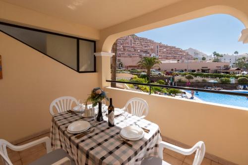 Central 1 Bedroom Apartment Communal Heated Pool