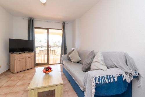 Central 1 Bedroom Apartment Communal Heated Pool