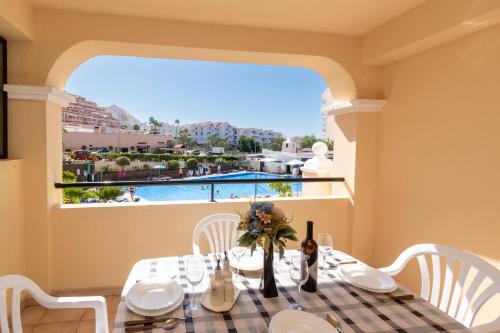 Central 1 Bedroom Apartment Communal Heated Pool