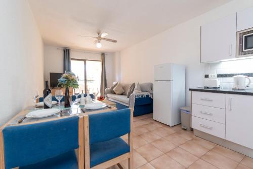Central 1 Bedroom Apartment Communal Heated Pool