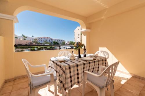 Central 1 Bedroom Apartment Communal Heated Pool