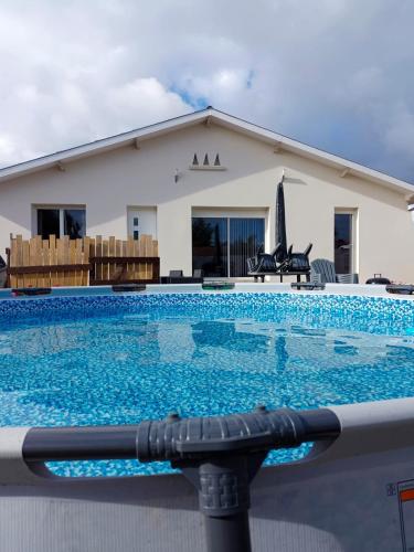 Charmante maison avec piscine entre lac et plage