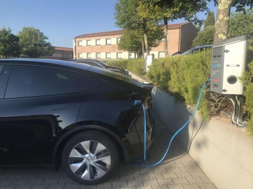 a car is plugged into an electric vehicle at Sangallo Park Hotel in Siena