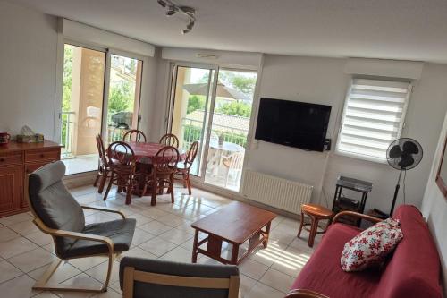 Large T4 with pool terrace and beach on foot