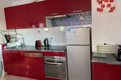 Large T4 with pool terrace and beach on foot