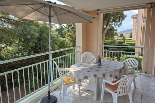 Large T4 with pool terrace and beach on foot