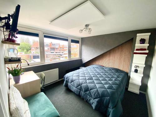 a bedroom with a bed and a window at Saskia's logeerhuis in Arnhem