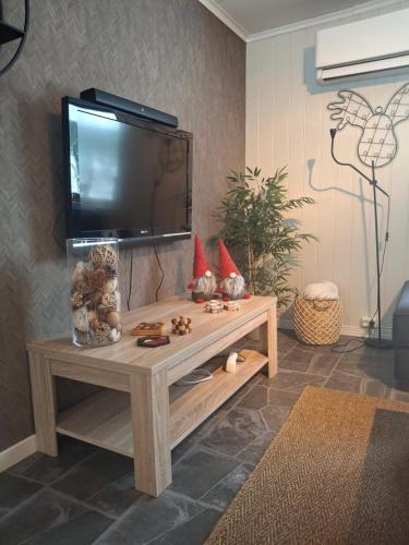a living room with a tv and a coffee table at Huset Alcamaro - A Place to Work & Breathe in Haugland