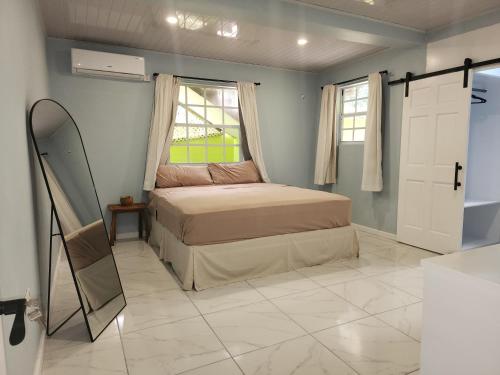 Llit o llits en una habitació de Apartment in Castries