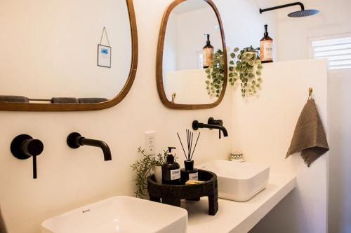 un bagno con lavandino e specchio di Casa Blanku a Willemstad