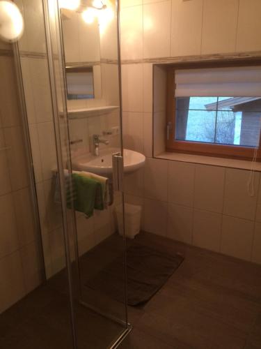 ザンクト・ウルリッヒ・アム・ピラーゼーにあるTrixlhofのバスルーム(シャワー、シンク、鏡付)